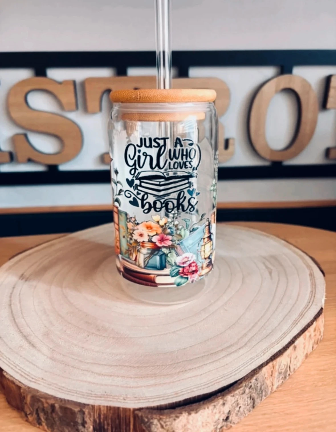 📙 Gobelet en verre "Just a girl who loves books" étagère de livres